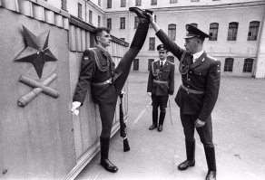 Это из той же серии, видимо солдаты в 1990-ом что то знали о развале СССР и подготовились.