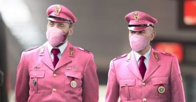 Ну тогда уж пусть и форму для надзирателей такую пошьют. Ну чтоб на них меньше дергались заключенные...)
