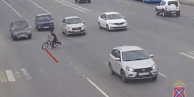 наезд на 12-летнего пешехода, переходившего проезжую часть дороги на запрещающий сигнал светофора в не зоны действия пешеходного перехода.
================
Зона действия пешеходного перехода 5 метров в обе стороны
Там было около 1,5 метров