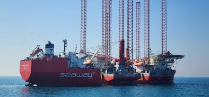 недавно получали с коллегами две баржи с однотипного полупогружного судна.