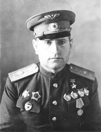 "Выбил себе дорогу в люди" - это вот: Полбин, Иван Семёнович

Легендарный гвардии генерал-майора авиации. Дважды Герой. Командующий авиакорпусом. Лучший специалист СССР по пикирующим бомбардировщикам.

Погиб 11 февраля 1945 года в небе над городом-крепостью Бреслау, совершая на своём Пе-2 свой 158-й боевой вылет