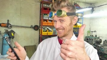 Представитель приматов из семейства Долбодятел.
Для таких срочно прописывается реабилитация в виде просмотра роликов канала "Доктор Дью" на YouTube.