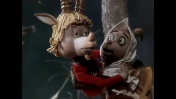 Когда он его через дорогу вёл, напомнило: 
"Это плохой волк, а я тебе другого, хорошего волка куплю!"