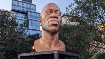 Ну тогда хоть памятник нормальный изваяли. А щас  гавно всякое увековечивать пытаются.