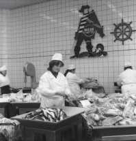 Ещё одно фото из этой серии))

Московский магазин "Океан". За расфасовкой рыбы.
Фото Юрий Артамонов, 1972 год.