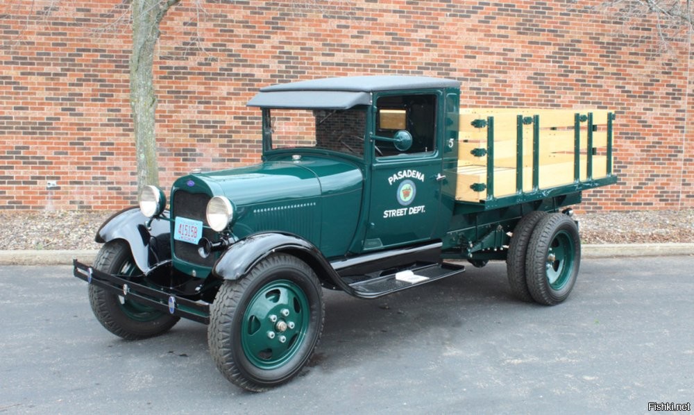 Чтоб было понятно: В 1927 году Форд создал легковушку. Форд-А. И на базе этой легковушки маленький грузовичок Форд-АА, для фермеров и мелких бизнесменов, которым большой грузовик не нужен. Полуторка и по тем временам была маленькой. Она была и слабенькой, потому что на узлах легкового автомобиля.  Но по этой же причине она была дешовой и простой в изготовлении. Да, и проезжала там, где большой грузовик застрянет.  И если послать вместо одного большого грузовика три таких, то есть шанс, что хоть один из трех доедет.
Но господи, сколько же их в войну угробилось!!!!