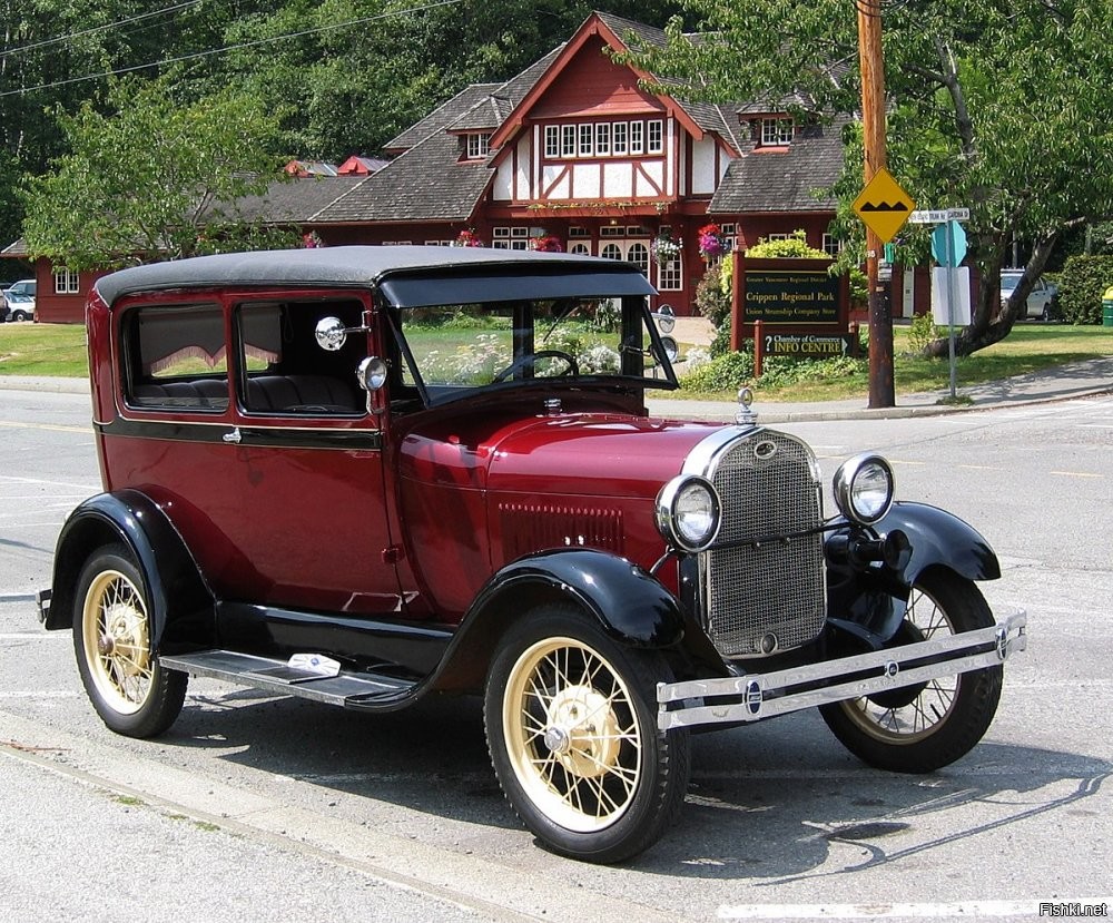 Чтоб было понятно: В 1927 году Форд создал легковушку. Форд-А. И на базе этой легковушки маленький грузовичок Форд-АА, для фермеров и мелких бизнесменов, которым большой грузовик не нужен. Полуторка и по тем временам была маленькой. Она была и слабенькой, потому что на узлах легкового автомобиля.  Но по этой же причине она была дешовой и простой в изготовлении. Да, и проезжала там, где большой грузовик застрянет.  И если послать вместо одного большого грузовика три таких, то есть шанс, что хоть один из трех доедет.
Но господи, сколько же их в войну угробилось!!!!