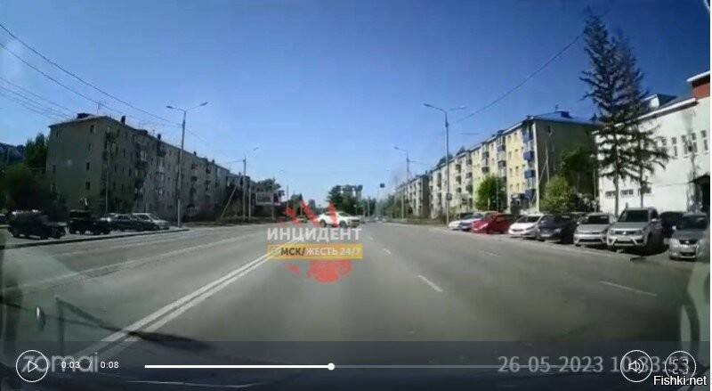 Оставим физику торможения на потом, предположим, что ваше утверждение о 36 метрах является истинным. На скрине видно, что мот появляется в поле зрения рега примерно на расстоянии пролета между фонарными столбами до поворачивающего авто. Расстояние это не менее 30 метров (скорее даже больше). При столкновении мот даже близко не был к тому, чтобы остановиться, хотя по вашему утверждению он торможение как раз должен был закончить (ну или заканчивать по крайней мере).