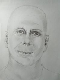 Я его срисовывал с фотографии. Нам на курсах предлагали выбирать модели из артистов. Выбрала Брюсика, потому что не хотела с волосами мучаться.