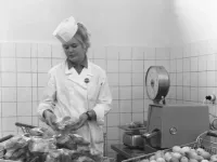 Не могу точно сформулировать что именно резет глаз на этой фотографии... толи современные товарные тележки, толи упаковка полуфабрикатов в полиэтиленовую обертку... Не припомню чего-то подобного даже в период позднего СССР