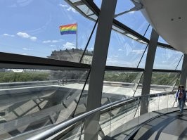 над рейхстагом сейчас другой флаг.... май 2023