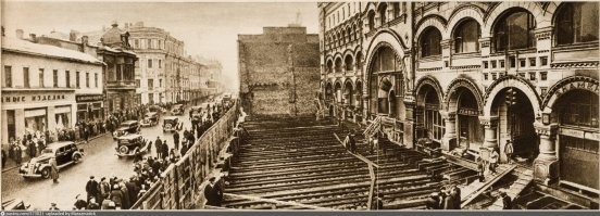 Звучит очень круто, если забыть что первый каменный дом передвинули в Москве в 1898 году, в 1937 году это было уже массовое явление когда десятки домов вместе с подвалами перемещали по плану реконструкции города.