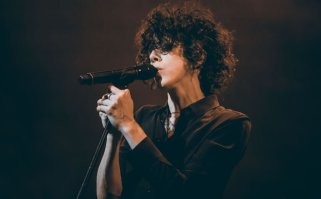 Из современных - -певица LP . Послушайте ее live выступления, да, собственно, любые