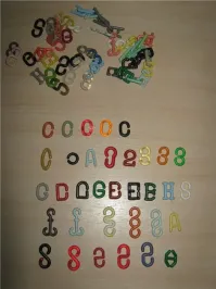 В чехословацких гарнизонах, где прошла часть начальных классов, пацаны играли в цечки (см. фото). Бросали, начиная от одной, к стене, а следующие должны были попадать как можно ближе к первой. Считая – чья очередь бить, говорили: «Камень-ножницы-бумага-с мень-ше-го!».