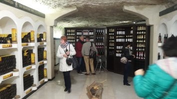 У нас под Кишинёвом есть самое большое винохранилище Европы  - Малые Милешты (Милештий Мичь), возле которого в тёплое время суток работают сразу два винофонтана - с белым и красным вином. 
Поверили? )) А зря, это просто красивые фонтаны с подкрашенной водой. Любое вино быстро испортится на жаре и будет вонять. Так что либо для этого туриста сделали пиар-акцию, либо он просто соврал на камеру...
А шикарное вино в Малых Милештах можно купить рядом, в подвальном магазине, по очень низким ценам.