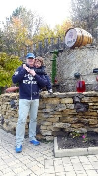 У нас под Кишинёвом есть самое большое винохранилище Европы  - Малые Милешты (Милештий Мичь), возле которого в тёплое время суток работают сразу два винофонтана - с белым и красным вином. 
Поверили? )) А зря, это просто красивые фонтаны с подкрашенной водой. Любое вино быстро испортится на жаре и будет вонять. Так что либо для этого туриста сделали пиар-акцию, либо он просто соврал на камеру...
А шикарное вино в Малых Милештах можно купить рядом, в подвальном магазине, по очень низким ценам.