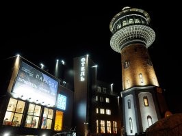 Ха, ха! Узнаю наш "Парадокс" на третьей картинке. Если бы вообще видели эти коричневые кубы отеля возле старинной красавицы водонапорной башни.... Помните как в одном фильме герой отозвался о пирамиде возле Лувра? "Шрам на лице Парижа!". Вот и у нас есть такой шрам на лице города. Более похожий на гроб.