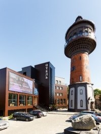 Ха, ха! Узнаю наш "Парадокс" на третьей картинке. Если бы вообще видели эти коричневые кубы отеля возле старинной красавицы водонапорной башни.... Помните как в одном фильме герой отозвался о пирамиде возле Лувра? "Шрам на лице Парижа!". Вот и у нас есть такой шрам на лице города. Более похожий на гроб.