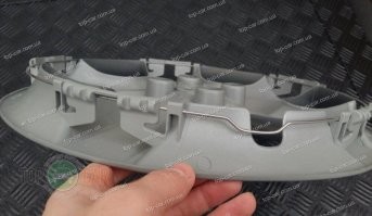 Вот как держится этот колпак, только на защелках, а хомуты для того что бы крепче держало.