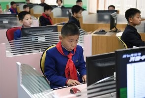 А вы знаете, как предстоят дела с интернетом в Северной Корее?

Доступ к ресурсам о внешнем мире в Северной Корее тщательно ограничен и регламентирован: информация из иностранных источников может навредить идеологической машине партии. О происходящем в стране и за ее пределами местное население узнает в первую очередь из телепрограмм и печатной прессы. Несмотря на расхожее мнение, интернет в КНДР есть, однако это совсем не та сеть, которую мы подразумеваем под этим словом. Интернет в стране можно разделить на две части: внутреннюю сеть, интранет, доступ к которой могут получить обычные граждане, и собственно интернет, доступный лишь узкому кругу лиц.
  
       Интранет
Для доступа к одобренной партией информации в Северной Корее существуют собственные внутренние сети. Крупнейшая из них «Кванмён» («Яркий свет») появилась в 2000 году. Иностранцам использовать «Кванмён» запрещено, поэтому точной информации об ее устройстве нет. «Если судить по рассказам знающих людей, там можно найти информацию бытового характера, расписание транспорта, рекламу еды. Значительная часть отведена под местные СМИ, газеты и журналы, можно попасть в электронные библиотеки ряда вузов и т. д. Есть там и форумы, но их содержание жестко контролируется»,   отмечает в своей книге о Северной Корее кореевед и журналист-международник Олег Кирьянов. Кроме того, известно, что в «Кванмёне» есть собственная поисковая система «Наэнара» («Наша страна») и стриминг-платформа «Манбан» («Все»), на которой можно смотреть видео по запросу и прямые трансляции четырех северокорейских телеканалов. По разным оценкам, во внутренней сети содержится от 1000 до 5500 сайтов. Большая их часть   сайты из внешнего интернета, прошедшие тщательную цензурную проверку и добавленные во внутреннюю сеть. В основном они носят справочный характер.

С помощью «Кванмёна» можно также посетить сайты национальной доменной зоны .kp. В основном доступ к ним иностранцам закрыт, однако некоторые северокорейские сайты можно открыть за пределами страны, например, страницу Центрального телеграфного агентства, публикующего новостные пресс-релизы на разных языках, в том числе и русском. В сентябре 2016 года из за технической ошибки другие страны ненадолго получили доступ к сайтам северокорейской доменной зоны. Благодаря этому стало известно, что в интернет-сегменте, принадлежащем КНДР, зарегистрировано всего 28 сайтов. Среди них национальная социальная сеть Friend (что, видимо, надо переводить как «Товарищ»), сервис покупки авиабилетов и портал с рецептами северокорейской кухни.

Современные тренды
Чтобы купить компьютер, необходимо получить специальное разрешение от правительства. Каждое устройство стоит на государственном учете, а приложения устанавливаются сотрудниками магазинов. Покупка техники   удовольствие не из дешевых, поэтому владение собственным ПК или ноутбуком является показателем особого статуса. «Некоторое время среди северокорейской молодежи было модным носить в качестве брелока флеш-карты, тем самым как бы невзначай показывая свою обеспеченность: мол, раз флешка имеется, то, значит, и личный компьютер есть»,   замечает Олег Кирьянов. При этом власти поощряют население осваивать информационные технологии. «Несмотря на то что компьютеры в основном остаются  игрушкой для богатых“, в обществе зреет понимание того, что за ними   будущее»,   пишет в своей книге иностранный корреспондент Reuters Джеймс Пирсон.

Еще один интересный тренд последнего десятилетия, замеченный Пирсоном во время поездки в Северную Корею,   интернет-кафе. В них нет доступа к интернету, но зато есть компьютеры с богатой коллекцией игр. Наиболее популярны у северокорейцев шутер Counter-Strike и футбольный симулятор Winning Eleven. В отличие от обычных интернет-кафе, в КНДР приходится играть в одиночку: игра по сети в стране недоступна.

Интернет
Во Всемирную сеть в Северной Корее могут выйти лишь немногие люди: среди них высокопоставленные партийные чиновники, крупные бизнесмены и некоторые технические специалисты, имеющие специальное разрешение. «По словам некоторых экспертов, количество выходящих с территории КНДР в международную сеть IP-адресов составляет немногим более тысячи двухсот, что крайне мало»,   замечает Олег Кирьянов. В 2019 году количество разрешенных для выхода IP-адресов составляло всего 1024. Каждый год Ким Чен Ын лично просматривает и утверждает список организаций и людей, которым разрешен доступ в интернет. Самыми популярными сайтами среди северокорейской верхушки считаются Facebook*, Instagram* и YouTube, однако насколько они сейчас доступны в стране, неизвестно: в 2016 году сообщалось о том, что власти страны начали их блокировку.
 Источник: 

  Поздновато вы про детей вспомнили...