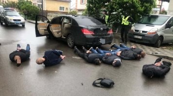 (С)  "Тарелки оказались настолько важными, что мама мальчика обратилась в полицию,   теперь их ищут и правоохранители"

Источник:  © Fishki.net"