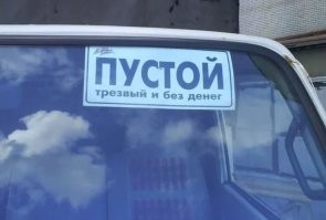 житель крайнего севера передвигается на оленях и для этого возит с собой собаку. если такая ситуация, то они просто выбросят пса и это отвлечен медведей