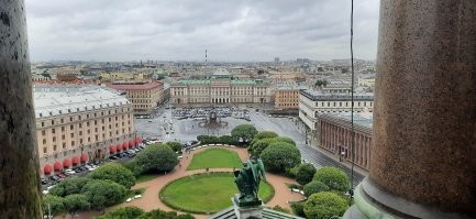 На первом фото- самый дождливый день что наблюдали.  Конец сентября, если что. Потом было примерно как на втором фото. Город великолепен! Влюбилось и восхищена безмерно.
 А навозная муха везде видит де.рьмо. Как и автор поста.