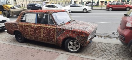 Бургерхаб с ментятами тоже видела. На Невском. Поржали. Тоже ведь своего рода достопримечательность и радость туристам. А вот эдакий красавец нас встречал прямо по пути из Пулково.