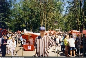 от Багратионовской до самого парка при ДК Горбунова, где собственно Горбушка и находилась два дня в неделю (сб. и вс.), нужно было еще ножками протопать. 
а вот Багратионовский рынок был прямо при выходе из метро, работал постоянно.
в 90-е рынок никто Горбушкой не называл. это уже позже появился Горбушкин двор в помещениях завода Рубин, а реальная Горбушка к тому моменту уже приказала долго жить.
видимо по незнанию автор поста так и подписал фото, по более позднему образцу т. с.
там ниже в подборке есть фото правильной Горбушки, сделанное как раз у основного входа, только вот там совсем уже не 90-е годы.