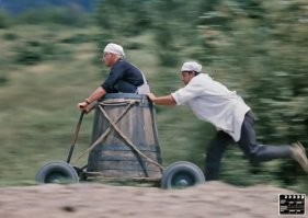 Инженер превратил мусорный бак в необычное транспортное средство