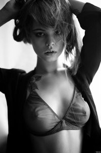 ...тебе 21, ты юная и интересная, одела мини и??? ВОТ И??? Ради удобства одела мини? Жарко? ВСЕЙ ВСЕЛЕННОЙ ЯСНО, что ощущать на себе взгляды, вожделенные проводы мужских взоров-вот что тебя тащит, девочка, и ради всех этих щекочущих ощущений ты и напялила на себя мини... была бы посмелее, в бикини бы вышла или уже совсем нагишом, но надо как-то не выпадать с формата морали и вот имеем то что имеем... одела чистое и прикольное бельё, с смайликом на пирожке, например и торчи от своей утончённой натуры