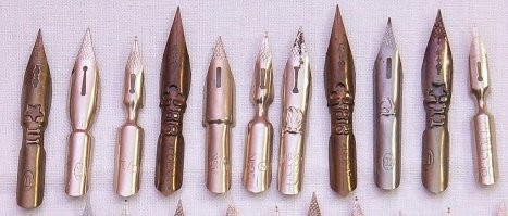 А кто нибудь помнит, что в школе играли в "пёрышки".
Суть была в чём: перевернуть  лежачее перо своим пером с первой попытки два раза и тогда он твой. Ходили носили в кармане по две-три дюжины  перьев. Играли и на уроке и на переменах.