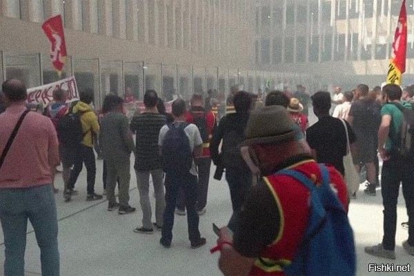 В Париже протестующие напали на штаб-квартиру Олимпиады-2024



Во Франции протестующие взяли штурмом штаб-квартиру парижской Олимпиады, которая пройдет в следующем году.



Париж, 06 июня 2023, 18:34 - Профсоюзные активисты – железнодорожники и работники общественного транспорта – прорвали полицейский кордон, захватили здание Оргкомитета Игр и потребовали отменить их.

Профсоюзы возмущены тратами на Олимпиаду, которые уже превысили 4,5 миллиарда евро.

Это и возмущает профсоюзы, которые назначили 6 мая днем протеста против пенсионной реформы. На улицы вышли сотни тысяч французов. В Лионе полиция применила против демонстрантов слезоточивый газ, в Ренне – шествие разгоняли еще и с помощью водометов. Есть пострадавшие. 



Лягушатники возмущены, что из-за России все деньги ушли на помощь Украине.
Подожгите штаб-квартиру Олимпиады-2024 весело и с огоньком!