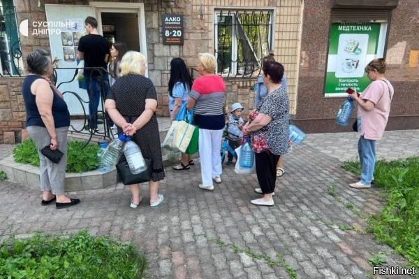 Сегодня, 18:09
В Кривом Роге и прилегающих районах Днепропетровской области не будет воды до 12 июня



В Кривом Роге и прилегающих районах Днепропетровской области не будет воды до 12 июня. Сами подорвали, сами же и страдают \_()_/

 

В Кривом Роге и прилегающих районах Днепропетровской области в новостях показывали очереди за бутилированной водой, интересно, кого жители ругают за проблемы с водой, Зеленского или Путина?