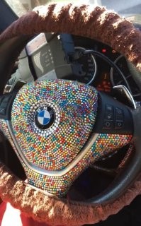 ну подушки там уже явно нет, так что ничего не отстрелит при аварии тебе в лицо

вот тут реально опасно так как подушка до сих пор в руле, а они стразы наклеили поверх, они реально как шрапнель вылетят когда он раскрываться будет