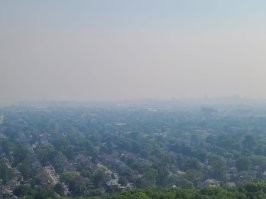 Вообще-то пожары лесные. У меня знакомый пожарник это дело тушит. Такой-же пейзаж у нас в Гамильтоне получается. 

Вот поставлю вид на озеро с одной и той-же точки примерно в том-же направлении. Первый снимок месяц назад, второй вчера.