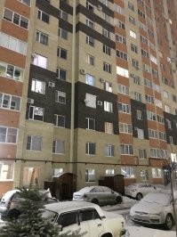 Это уже, скорее всего психическое заболевание.  У меня знакомая есть, так у неё у бати,  так же чердак свистит,  он в свою комнату где спит, железную дверь поставил, и ролеты банковского профиля на  5 этаже всандалил в этой комнате..   Внешне нормальный человек, семья обычная, но вот "клема" у человека о безопасности,  поэтому спит он в мини-бункере.  Я с  похожими персонажами беседовал по работе,  они вменяемые,  внятно могут общаться, и главное - прекрасно понимают что у них паранойя. Просто,  выполняя какой-то ритуал,  типо ходить с ножом в кармане, или избегать мест где висят видеокамеры, или наоборот не выходить на открытые площадки, не кушать еду, которую не сами готовили..  вот им просто психологически легче жить. Нет нервозов и тревожности.  
Но, за такими - надо приглядывать,  чтоб их отклонения не начали усугубляться.  А то, одно дело, когда человек спит в куртке, потому что боится, что дом разрушиться, а он голый окажется на улице, и совсем другое когда он начинает спать с заряженным дробовиком, в добавок, под подушкой.. на случай, если в нему вломятся грабители, а он  такой "Ха! я готовился к  этому всю жизнь" :)