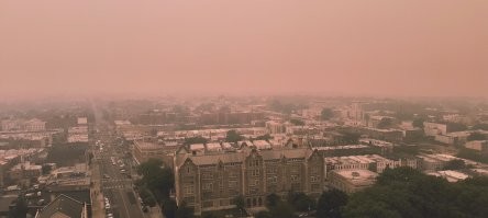 Для пущего драматизма автор фотографий жёлтые фильтры поставил). Я тоже так могу.