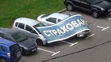 Был у меня похожий случай, лет 10+ назад: на соревнования СЗФО нанял меня с ним прыгать в команде один "столоначальник" из "Ленэнерго". Главным условием спонсоров (ну, кроме моего гонорара) было прыгнуть с флагом этого самого "Ленэнерго" и хорошим оператором, чтоб сделать рекламные фото на билборды. 
Ну, мы прыгнули... Разница опыта (500+ у меня и 200+ у него) с напарником у меня была большая, поэтому нормального синхронного отделения с борта не вышло, флагшток сломался и флаг спонсоров мы про...любили. Но пару удачных кадров оператор сделать успел.
Дальше - веселее: проё...ный флаг (а там полотнище было 2х5 метра) полетел "куда попало", и упал на провода ЛЭП. Замкнул их, и все окрестные посёлки остались без электричества.
До сих пор представляю ох.уевлённые лица "аварийщиков", снимающих с закороченных проводов подгоревший флаг "Ленэнерго"...