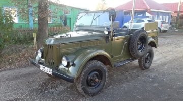 Сейчас стёкла прочные. 
Не всегда легко бьются. 
Даже "стеклобоем". 
А уж в панике... 

В общем, сатое безопасное, в этом плане, это кабриолет! :)