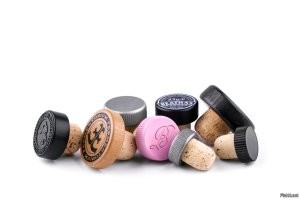 у коньяка ВСЕГДА съёмная пробка, тем более у иностранного! но, российскому зрителю это было неизвестно...
не говоря про включённую в сеть дрель у бабы...