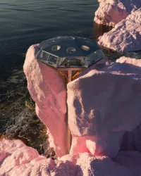 Отель хороший. Всё понравилось. Правда на второй день скала раскололась и мы вместе с отелем и обломком скалы @бнулись в океан. Мою жену и ещё четырёх человек сожрали акулы. Меня и директора отеля на седьмой день спасли. Было весело и комфортно. Из пещеры, где мы укрывались красивые виды. Пишу из реанимации. Ставлю пять звёзд. Всем рекомендую.