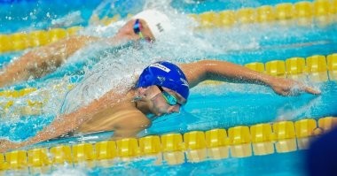 Я в Курской области живу. На моём языке плавать - это плавать, летать - это летать. На Фишках с 2014 года и всю дорогу считал, что это сайт на русском языке. Зачем я должен разгадывать что имел ввиду автор? Написано плавающие, значит плавающие. Парящие, значит парящие. 
Этот чувак парит, или левитирует?