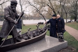 Скульптура "Дед Мазаи  и заи цы" появилась в Котельниках.