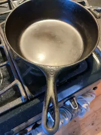 Я таких сковородочек с рук с авито специально прикупила, привела в порядок и активно использую. 
Чугуну сноса нет!)