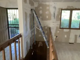 Клевое решение. С этой лестницей ни чего не случися она ни куда не уйдет. Этой фотке не место в этой подборке.