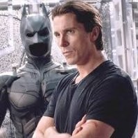 Не обращайте внимания на минусы. Это у олдскулов скулы свело. Я и сам скорее олдскул, но к этому фильму отношение такое же,  как и у Вас. Фильм Бертона, это один из фильмов Бертона. Достаточно посмотреть фильмографию. Он прекрасный режиссёр. Но снял шоу - фарс в своём стиле. Нолан показал мрачную сторону и Бэтмена и всех, и героев, и самого окружения. Эти ленты сравнивать вообще нельзя. Как сравнивать сериал 60-х с фильмами Нолана. Бэйл просто великолепный актёр. И он показал то, что было нужно. Тут во взгляде вся концепция фильма. Как и у Леджера.