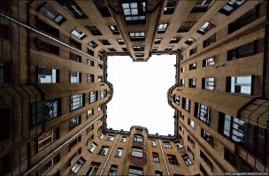 Это еще норм когда кругом малоэтажные здания. В Китае и России быстро бызастроили бы вокруг многоэтажками и я бы посмотрел на этих хозяев которые оказались бы на "дне колодца"
