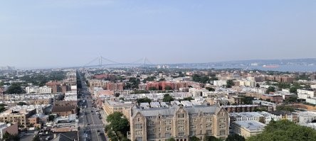 Странно, что автор написал этот пост в настоящем времени. На данный момент ситуация изменилась. Во-первых в Канаде прошли дожди и они продолжатся всю следующую неделю. Во-вторых дым из Нью-йорка ушел ещё два дня назад. Вот так выглядит Нью-Йорк сегодня.