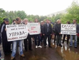 а оленевод гаражи сносит, а НОВЫЕ - НЕ СТРОИТ!!! хотя земли из под гаражей освобождается в 5 раз больше! но скоро там будут стоять очередные ЧЕЛОВЕЙНИКИ... на суженных улицах в окружении платных парковок, даже в замкадье!